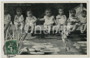 1908 CHILDREN Divertissement de nos bébés - Babies and frog *Postcard CREMIEUX  Cartolina postale d'epoca, viaggiata.Pubblicit&agrave; della sartoria Cr&eacute;mieux di Clermont-Ferrand al verso.CONDIZIONI: GFORMATO: FP    originale e autentica 1
