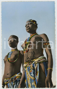 1960ca L'AFRIQUE EN COULEURS Jeunes Danseuses NU ETHNIQUE Carte postale FP NV  Cartolina postale d'epoca, non viaggiata .EDIZIONE: Editions Hoa-Qui, ParisSERIE: L'Afrique en couleurs - n. 1914 FAIR/discreto piegatura all'angolo superiore sinistro Formato: 9x14 cm originale e autentica 1