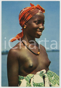 1970 ca L'AFRIQUE EN COULEURS Gracieux sourire NU ETHNIQUE Carte postale (1)  Cartolina postale d'epoca, non viaggiata.EDITORE: Editions Hoa-Qui, Paris GOOD/buono  Formato: 10x15 cm originale e autentica 1