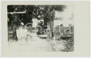 1950 ca CONGO BELGE Indigènes avec mortier - Photo postcard ETHNIC TYPES  Fotografia d'epoca, in formato cartolina postale.CONDIZIONI: GFORMATO: FP    originale e autentica 1