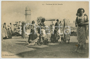 1920 ca SOMALIE - AFRIQUE Vendeuses de lait somalis - Carte Postale FP NV  Cartolina postale d'epoca, non viaggiata ma con nota manoscritta al verso.CONDIZIONI: FAIR (piccola macchia al recto e piccola sbrecciatura all'angolo inferiore destro)FORMATO: FP    originale e autentica 1