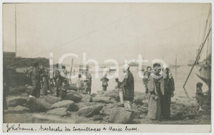 1920 ca YOKOHAMA (JAPAN) Recherche de coquillages à marée basse - Photo postcard  Fotocartolina d'epoca, con didascalia manoscritta originale al lato inferiore.AUTORE: Photo Compagnie BelgeCONDIZIONI: G FORMATO: FP    originale e autentica 1