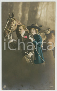 1921 COUPLE Romantic lovers and horse -Flowers and whip *Chromo antique postcard  Cartolina postale d'epoca, viaggiata (ma francobollo asportato).CONDIZIONI: GFORMATO: FP    originale e autentica 1