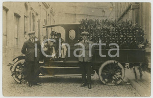 1924 BRUXELLES Charles DEGEYNDT - Voiture fleurie - Transport bouteilles *RARE  Rara fotografia d'epoca, in formato cartolina postale.  POOR/danneggiato lievi piegature; residuo di adesivo al verso; lievi macchie superficiali Formato: 14x9 cm originale e autentica 1