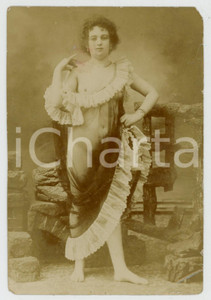 1900 ca VINTAGE EROTIC Woman in negligee - RARE Photo NUDE LINGERIE 9x13 cm  Fotografia originale d'epoca, su carta sottile.CONDIZIONI: FAIR (mancanza angolare e piegatura; lieve macchia al lato superiore)FORMATO: 9x13 cm    originale e autentica 1