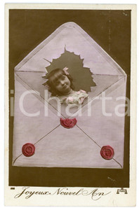 1911 BONNE ANNEE Child in an envelope - Vintage postcard  Cartolina postale d'epoca, viaggiata.CONDIZIONI: F (macchia al verso; rigonfiamento centrale; lieve piegatura al margine superiore)FORMATO: FP    originale e autentica 1