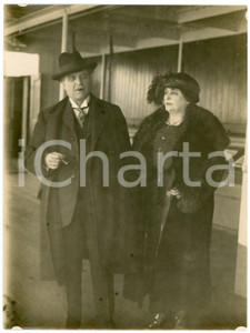 1940 ca ITALIA Pietro MASCAGNI con la moglie Lina CARBOGNANI - Foto RARA 18x24 Fotografia d'epoca. CONDIZIONI: F (piccolo foro al lato sinistro; difetti di stampa)FORMATO: 18x24 cm     originale e autentica 1