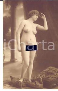 1910 ca VINTAGE EROTIC Nude woman standing on a pillow  *Postcard risque JR 66  Cartolina postale d'epoca, priva di stampa al verso.CONDIZIONI: GFORMATO: FP    originale e autentica 1