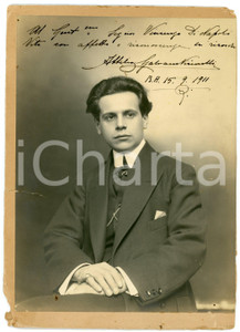 1911 BUENOS AIRES (ARGENTINA) Attilio GALVANI VICINELLI - Foto AUTOGRAFO 17x24 Fotografia d'epoca, montata su cartoncino, con messaggio autografo. CONDIZIONI: VP (piegatura evidente al lato sinistro; vari fori; mancanza all'angolo inferiore sinistro e superiroe destro))FORMATO: 17x24 cm     originale e autentica 1