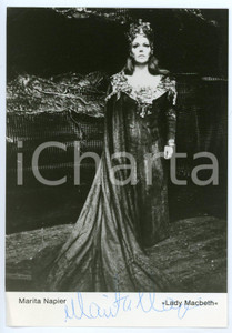 1978 Soprano Marita NAPIER as Lady Macbeth - AUTOGRAPHED Photo 10x15 Fotografia seriale d'epoca, con autografo. CONDIZIONI: F (piccole piegature angolari)FORMATO: 10x15 cm     originale e autentica 1