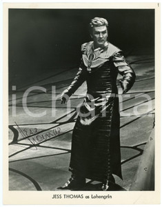 1979 Jess THOMAS tenor as Lohengrin - SIGNED Photo 20x26 cm Fotografia seriale d'epoca, con autografo. CONDIZIONI: F (lievi piegature angolari e minima sbrecciatura al lato destro)FORMATO:  20x26 cm     originale e autentica 1
