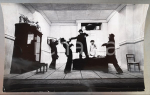 1976 BRESCIA Compagnia della Loggetta "Vestire gli ignudi" (2) Foto 39x25 cm  Fotografia originale, con timbro del fotografo al verso.Si tratta dello spettacolo "Vestire gli ignudi" di Pirandello, per la regia di Massimo Castri. Sono presenti in scena: salvatore Landolina, Delia Bartolucci, Ruggero Dondi, Anna Maria Lisi ed Ermes Scaramelli.FOTOGRAFO: Tito Alabiso - BresciaCONDIZIONI: VP (profonda piegatura centrale e piegature angolari; piccoli strappi marginali e minime abrasioni; fori di affissione agli angoli)FORMATO: 39x25 cm    originale e autentica 1