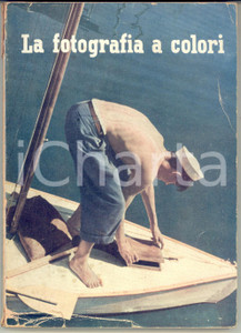 1952 Ing. Gianni BONI La fotografia a colori - Ed. Aldo QUINTI (1) Brossura editoriale, con copertina flessibile. FORMATO: 12x17 cm CONDIZIONI: P (buone condizioni interne, ma piegature in copertina con strappi ai margini e tagli al dorso; legatura lenta dei primi fascicoli)    originale e autentica 1