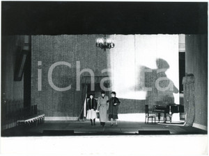 1975 ca BRESCIA Compagnia della Loggetta "Così è, se vi pare" - Foto 24x18 cm  Fotografia originale, con timbro e didascalia al verso.Si tratta dello spettacolo "Cos&igrave; &egrave;, se vi pare" di Pirandello, per la regia di Massimo Castri. Sono presenti in scena: Patrizia Zappa Mulas, Virginio Gazzolo e Luisa Rossi. FAIR/discreto residuo di carta al verso Formato: 24x18 cm originale e autentica 1