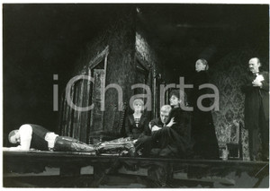 1976 Cooperativa TEATRO UOMO "Una madre" Regia Lamberto PUGGELLI - Foto  Fotografia originale, con didascalia al verso. FAIR/discreto piegature angolari Formato: 24x18 cm originale e autentica 1