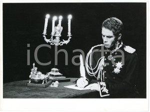 1983 Compagnia TEATRO ELISEO "Principe di Homburg" Gabriele LAVIA - Foto  Fotografia originale, con didascalia al verso. FAIR/discreto macchie al verso Formato: 24x18 cm originale e autentica 1