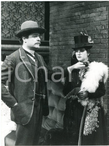 1980 TEATRO - RAI TV Sergio FANTONI Pamela VILLORESI in "Lulù" regia MISSIROLI  Fotografia originale, con didascalia al verso. FAIR/discreto difetti di stampa e residui cartacei al verso Formato: 18x24 cm originale e autentica 1