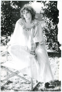 1980 ca ITALIA TEATRO Attrice in costume di scena  - Foto DANNEGGIATA 13x18 cm  Fotografia originale. VERY POOR/gravemente danneggiato piegatura al lato destro con vasta abrasione Formato: 13x18 cm originale e autentica 1