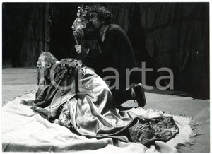 1983 THEATRE Comédie GENEVE - Benno BESSON répète "Histoire tragique d'Hamlet"  Fotografia originale, con didascalia al verso. GOOD/buono ma lieve piegatura centrale Formato: 18x13 cm originale e autentica 1