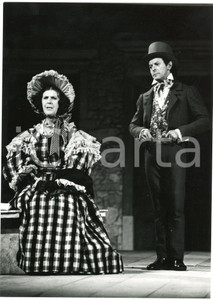 1980 TEATRO "La trilogia di Ludro" Wanda BENEDETTI Alvise BATTAIN - Foto 13x18  Fotografia originale, con didascalia al verso.FOTOGRAFO: Fotostudio Piessedue - Savona GOOD/buono  Formato: 13x18 cm originale e autentica 1