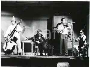 1983 TEATRO - IL GRUPPO DELLA ROCCA "La forza dell'abitudine" - Foto di scena  Fotografia originale, con didascalia al verso.Sono presenti in scena: Giovanni Boni, Bob Marchese, Dino Desiata e Maria Serrao. POOR/danneggiato piegature al lato superiore Formato: 24x18 cm originale e autentica 1