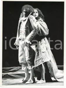 1983 TEATRO DELL'AQUILA "La Fiaccola sotto il Moggio" Tino SCHIRINZI Marilù TOLO  Fotografia originale, con didascalia al verso, relativa allo spettacolo con regia di Giancarlo Cobelli. FAIR/discreto piccole piegature al lato destro Formato: 24x18 cm originale e autentica 1