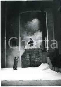 1981 PARIS Théâtre National Populaire - "Peer Gynt" regia Patrice CHEREAU (1)  Fotografia originale con didascalia al verso.     FAIR/discreto lieve sovraimpressione della didascalia Formato: 18x24 cm originale e autentica 1
