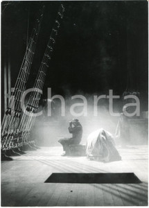 1981 PARIS Théâtre National Populaire - "Peer Gynt" regia Patrice CHEREAU (2)  Fotografia originale con didascalia al verso.     FAIR/discreto lieve sovraimpressione della didascalia; piccole piegature angolari Formato: 18x24 cm originale e autentica 1