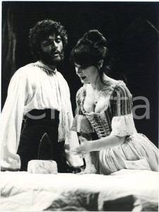 1971 TEATRO "La locandiera" Regia MISSIROLI - Carlo VALLI Anna Maria GUARNIERI  Fotografia originale, con didascalia al verso. GOOD/buono  Formato: 18x24 cm originale e autentica 1