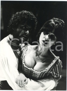 1971 TEATRO "La locandiera" Regia MISSIROLI - Carlo VALLI e Anna Maria GUARNIERI  Fotografia originale, con didascalia al verso. GOOD/buono  Formato: 18x24 cm originale e autentica 1