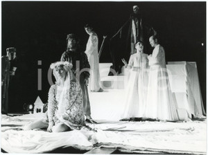 1979 TEATRO IL GRUPPO DELLA ROCCA "L'XI giornata del Decameron" - Foto di scena  Fotografia originale, con didascalia al verso. FAIR/discreto piegatura al lato superiore; piccola sbrecciatura al lato destro Formato: 24x18 cm originale e autentica 1