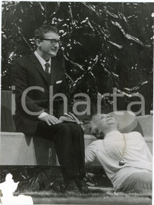 1966 TEATRO TORINO "Il mondo è quello che è" Franco PARENTI Karola ZOPEGNI  Fotografia originale, con didascalia al verso. VERY POOR/gravemente danneggiato evidente abrasione all'angolo inferiore sinistro Formato: 18x24 cm originale e autentica 1
