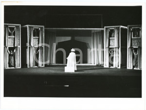 1980 ca TEATRO ITALIA - COMMEDIA - Scena - Foto 24x18 cm  Fotografia d'epoca.FOTOGRAFO: Enzo e Raffaello Bassotto   GOOD/buono  Formato: 24x18 cm originale e autentica 1