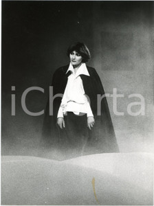 1980 ca ITALIA TEATRO Attrice in scena  - Foto 18x24 cm  Fotografia originale. FAIR/discreto macchia al lato inferiore Formato: 18x24 cm originale e autentica 1