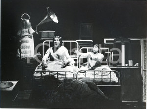 1978 TEATRO - IL GRUPPO DELLA ROCCA "Il suicida" Ruggero DONDI Marcello BARTOLI  Fotografia originale, con didascalia al verso. GOOD/buono  Formato: 24x18 cm originale e autentica 1