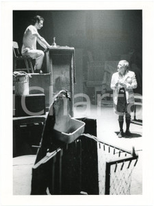 1980 ca ITALIA - TEATRO  - Foto di scena 18x24 cm  Fotografia originale d'agenzia.FOTOGRAFO: Pietro Privitera GOOD/buono  Formato: 18 x 24 cm originale e autentica 1
