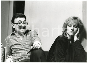 1980 MILANO TEATRO - Edoardo BORIOLI Daniela NOBILI "Triangolo equilatero" Foto  Fotografia originale, con didascalia al verso, che mostra lo spettacolo in scena al Teatro Gerolamo. GOOD/buono  Formato: 18x13 cm originale e autentica 1