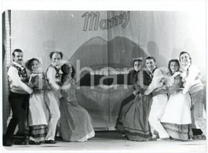 1978 Musical "Piccole donne" - Regia Tonino PULCI - Il cast *Foto DANNEGGIATA Fotografia originale, con didascalia al verso. POOR/danneggiato difetti di stampa; residuo cartaceo al verso Formato: 24x18 cm originale e autentica 1