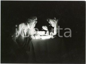 1980 ca MILANO PICCOLO TEATRO Spettacolo - Foto 24x18 cm  Fotografia originale, con didascalia al verso.FOTOGRAFO: Luigi Ciminaghi - Milano GOOD/buono  Formato: 24x18 cm originale e autentica 1