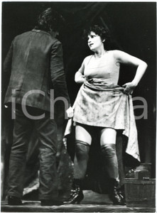 1976 TEATRO "L'idealista" Corrado PANI Leda NEGRONI - Regia MACEDONIO Foto Fotografia originale, con didascalia al verso, che mostra una scena dello spettacolo del Teatro Stabile del Friuli-Venezia Giulia. GOOD/buono  Formato: 18x24 cm originale e autentica 1