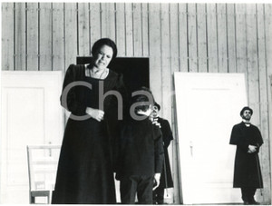 1978 BRESCIA Compagnia della Loggetta "Edipo" Regia M. CASTRI - Valeria MORICONI  Fotografia originale, con timbro e didascalia al verso.Sono presenti in scena: Valeria Moriconi, Matteo De Anna, Ermes Scaramelli e Salvatore Landolina. GOOD/buono  Formato: 24x18 cm originale e autentica 1