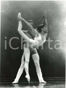 1983 DANZA MILANO SCALA "Divertissement" Luciana SAVIGNANO Gilles COCHINAIRE (2) Fotografia originale, con didascalia al verso. GOOD/buono  Formato: 18x24 cm originale e autentica 1
