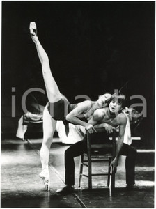 1983 DANZA MILANO "Le jeune homme et la Mort" Luciana SAVIGNANO Luigi BONINO Fotografia originale, con didascalia al verso, scattata in occasione del balletto in scena alla Piccola Scala di Milano. GOOD/buono  Formato: 18x24 cm originale e autentica 1