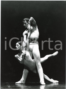 1983 DANZA MILANO SCALA "Divertissement" Luciana SAVIGNANO Gilles COCHINAIRE Fotografia originale, con didascalia al verso. GOOD/buono  Formato: 18x24 cm originale e autentica 1