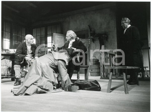 1982 TEATRO DI GENOVA "La brocca rotta" Regia SCIACCALUGA - Eros PAGNI Foto  Fotografia originale, con didascalia al verso.Sono in scena gli attori: Eros Pagni, Ferruccio De Ceresa, Stefano Antonucci e Camillo Milli. GOOD/buono  Formato: 24x18 cm originale e autentica 1