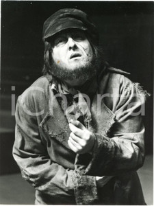1980 PARIS "Les Misérables" - Yvan DAUTIN as M. Thénardier - Photo  Fotografia originale, con didascalia al verso. FAIR/discreto lievi piegature al lato sinistro; residuo di adesivo al verso Formato: 18x24 cm originale e autentica 1
