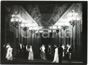 1979 TEATRO IMMAGINE Robert WILSON "Edison" - Scena del ballo - Foto  Fotografia originale, con didascalia al verso. GOOD/buono  Formato: 24x18 cm originale e autentica 1