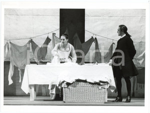 1981 GRUPPO TEATRO LIBERO "La locandiera" - Gianna GIACHETTI Gabriele TOZZI Foto  Fotografia originale, con didascalia al verso. GOOD/buono  Formato: 24x18 cm originale e autentica 1