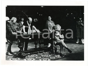 1980 TEATRO "Ils ont déjà occupé la ville voisine" Regia Andrzej WAJDA *Foto  Fotografia originale, con didascalia al verso. GOOD/buono  Formato: 24x18 cm originale e autentica 1