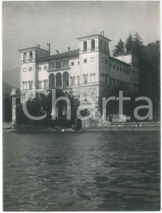1930 ca LAGO DI COMO - GRAVEDONA - Palazzo DEL PERO - Foto 18x24 cm Fotografia originale d'epoca, con note manoscritte al verso.  FAIR/discreto residui cartacei al verso Formato: 23x17 cm originale e autentica 1